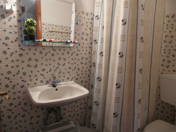 Bathroom 5, Eri Studios, Attica