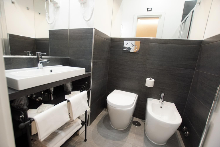Bathroom 5, Hotel Giglio dell'Opera, Roma