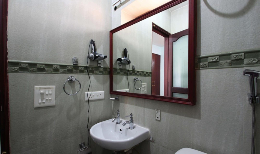 Bathroom 3, Hotel Forest Green, Delhi