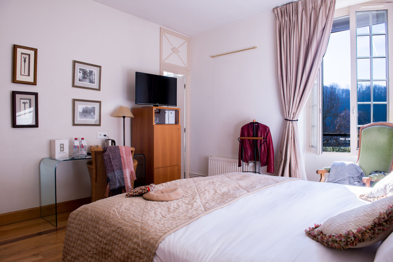 Bedroom 4, Grand Hotel & Spa Uriage, Isère