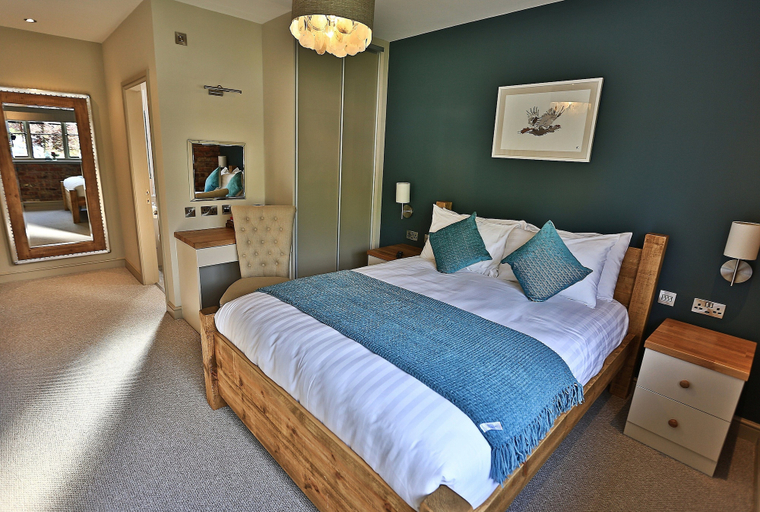 Bedroom 1, The Cock O' Barton, Cheshire West and Chester