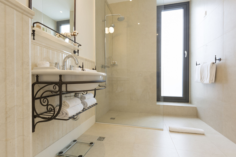 Bathroom 4, Envoy Hotel Belgrade, Belgrade