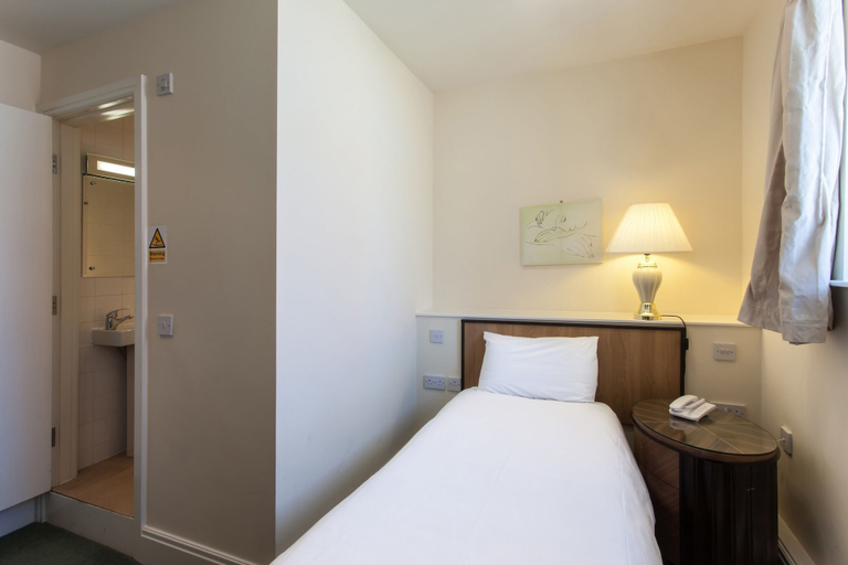 Bedroom 3, Scarisbrick Hotel, Sefton