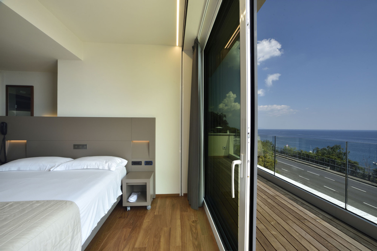 Exterior & Views 11