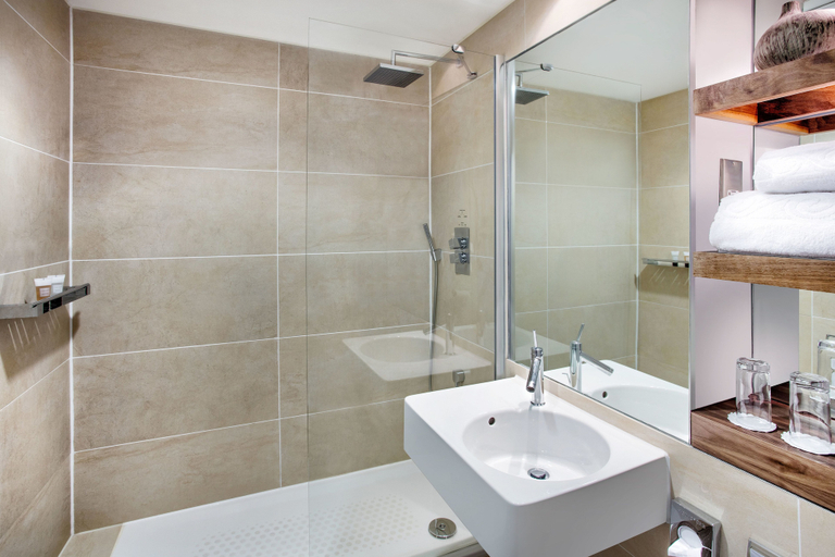 Bathroom 4, Leonardo Hotel Cardiff, Cardiff