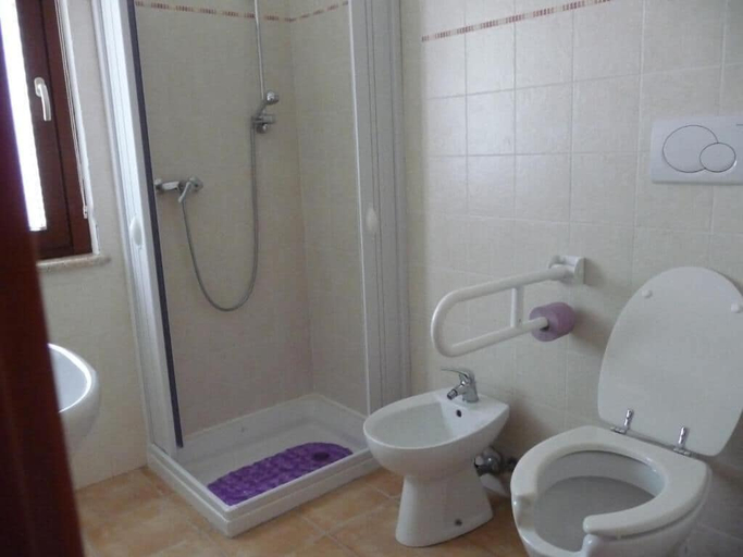 Bathroom 2, Ametista, Novara