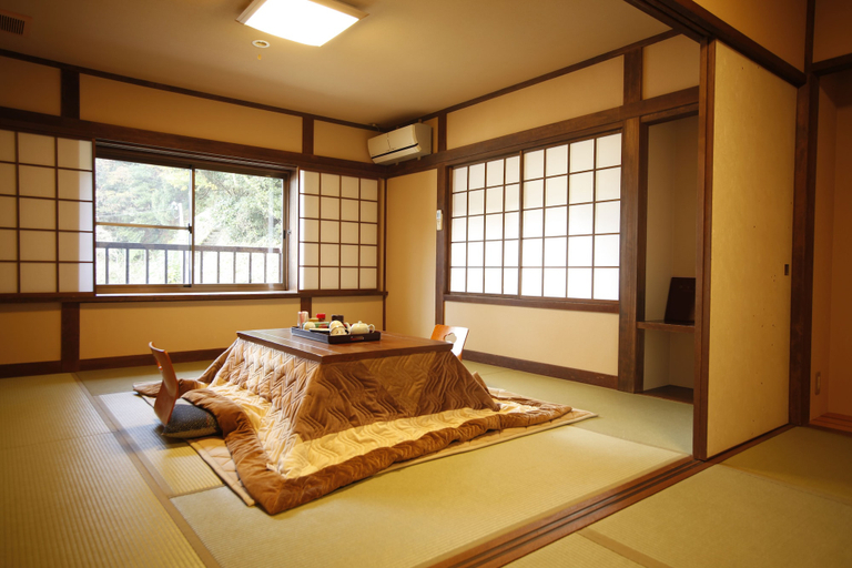 Bedroom 2, Genroku, Kami