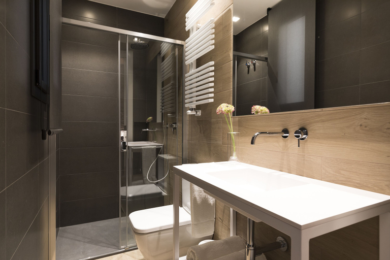 Bathroom 4, Aspasios Sagrada Familia Apartments, Barcelona