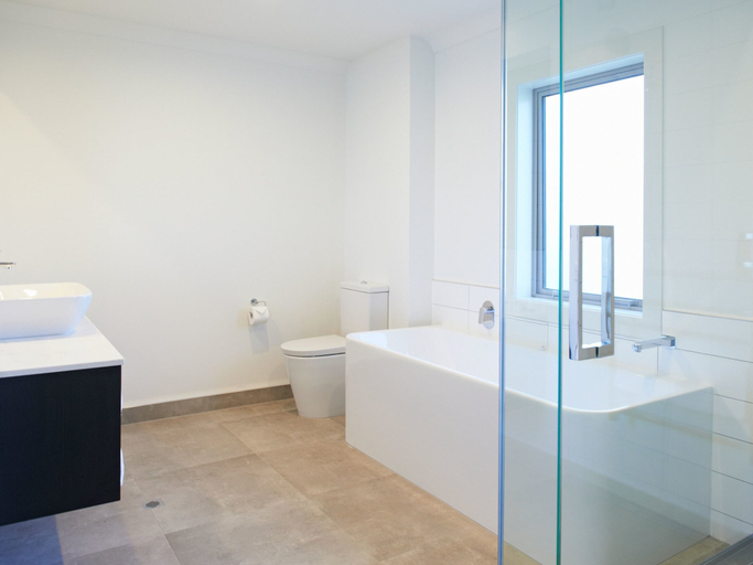 Bathroom 3, Kelly Rd Cambridge Lodge, Waipa