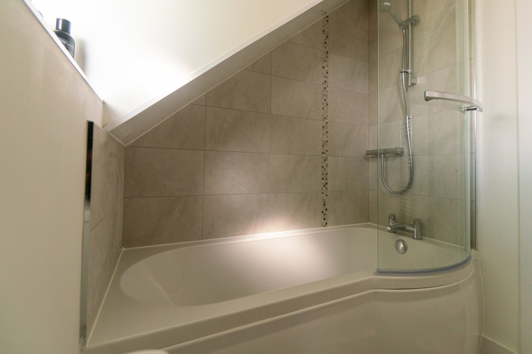 Bathroom 2, Town Centre Lodge, Cambridgeshire