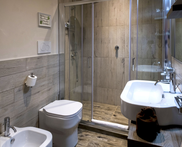 Bathroom 5, SI Montalcino Hotel, Siena