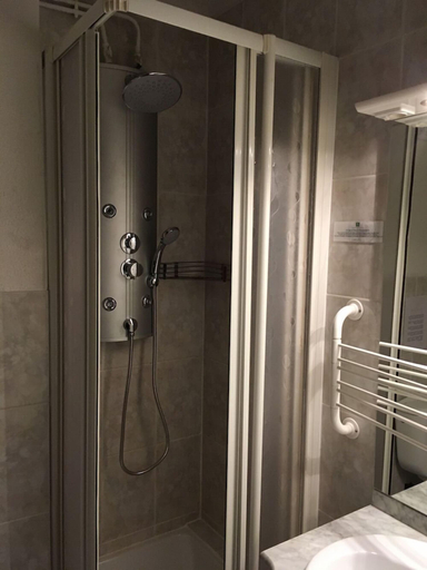 Bathroom 4, L'Auberge Catalane, Pyrénées-Orientales