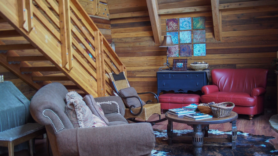 White Pines 4-BD Cabin in the Woods -- Easy Access in Summit Park, Summit