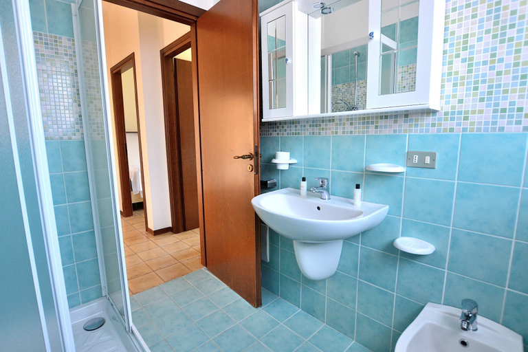 Bathroom 3, Apartment Rosa Cinderella With Pool, Verona