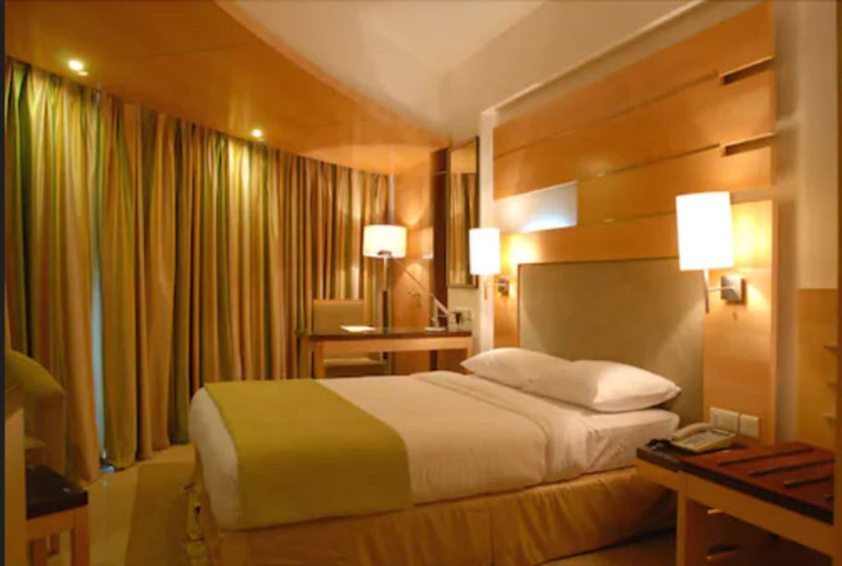 Bedroom 2, Peninsula Grand Hotel, Mumbai Suburban