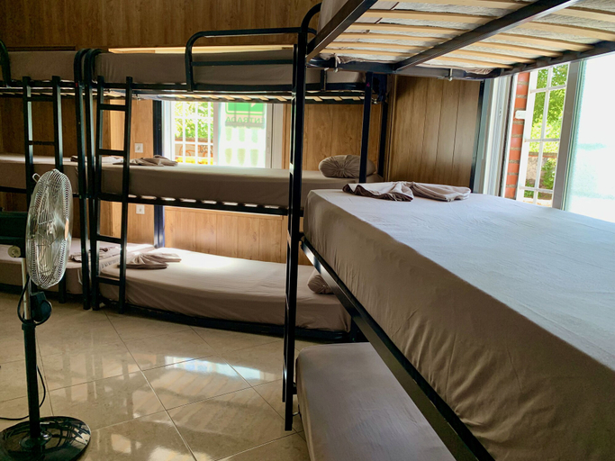 Bedroom 2, La Perla de Lujo - Hostel, Madrid