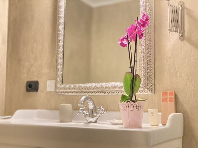 Bathroom 3, La Rosa Gialla, Cuneo