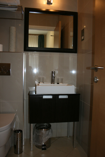 Bathroom 4, Cromwell International Hotel, London