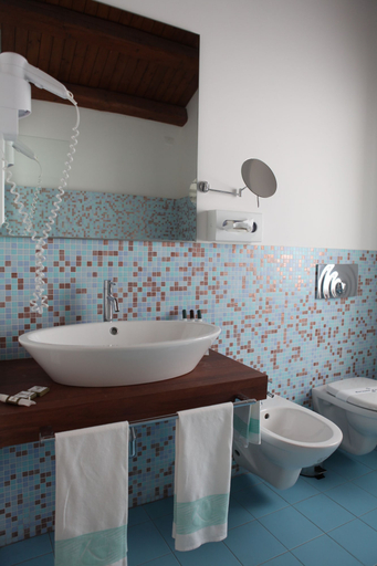 Bathroom 5, Life Hotels Kalaonda Resort, Syracuse