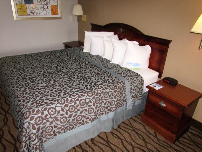 Bedroom 3, Days Inn & Suites by Wyndham Fort Valley, Peach