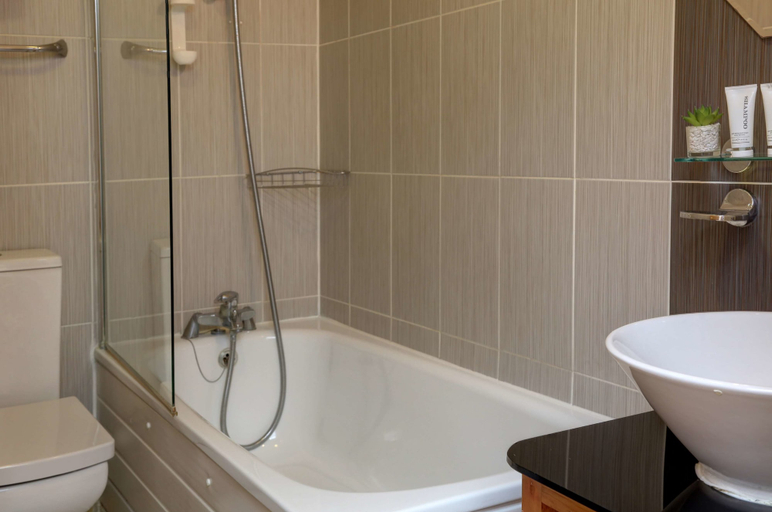 Bathroom 5, Best Western London Ilford Hotel, London