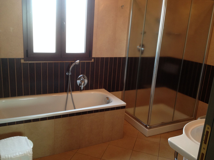 Bathroom 3, Ca' del Rio Resort, Modena
