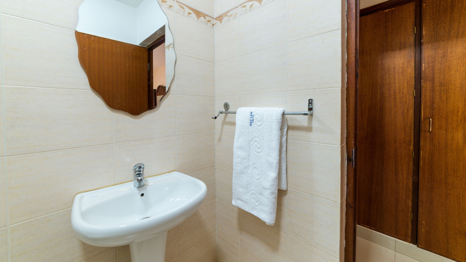 Bathroom 3, Golf Lane Hotel, Masaka