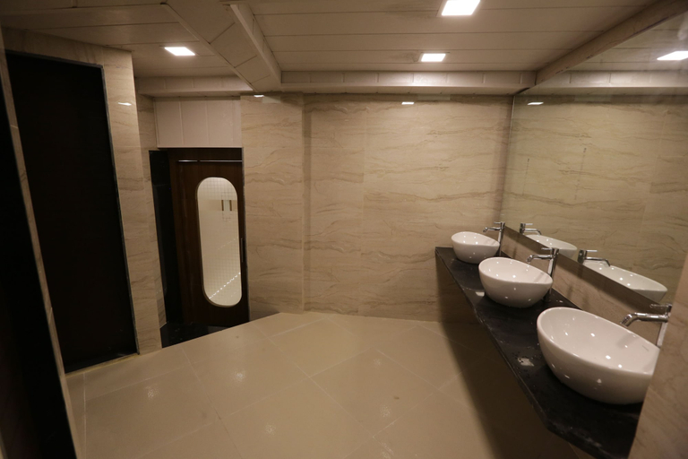 Bathroom 4, Qubestay Airport Capsule Hotel & Hostel, Mumbai Suburban