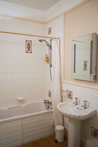 Bathroom 3, Penmorvah Manor Hotel, Cornwall