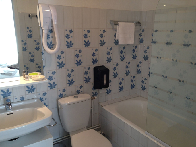 Bathroom 5, Aviation Hotel, Puy-de-Dôme