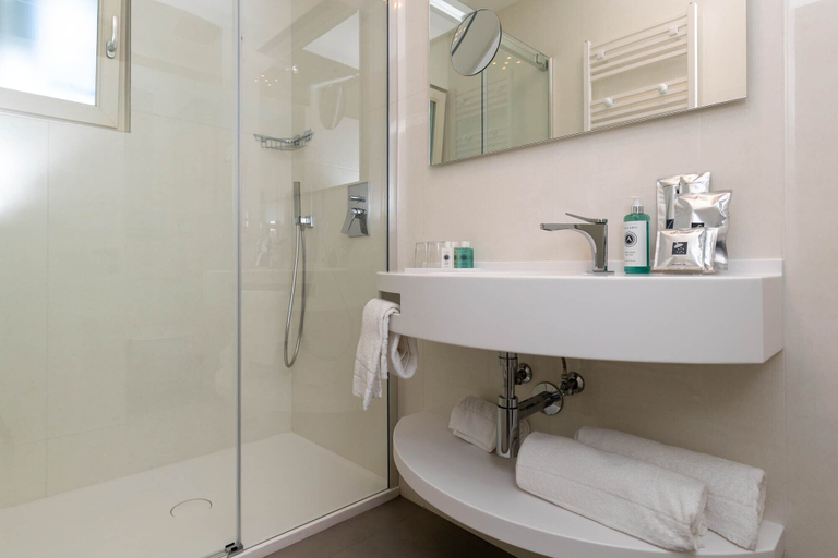 Bathroom 5, Hotel Vega, Verona