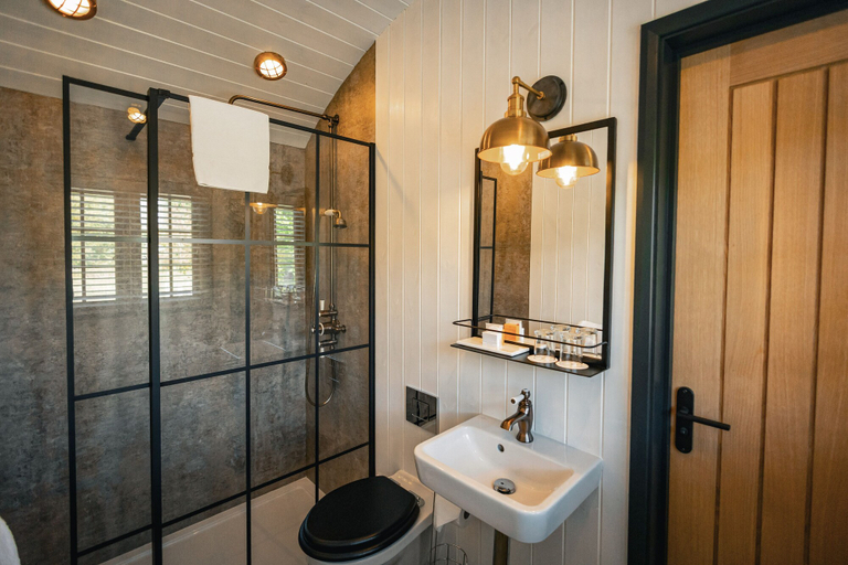 Bathroom 3, Tewinbury Farm Hotel, Hertfordshire