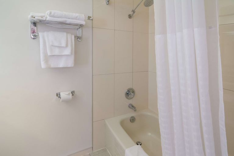 Bathroom 4, SureStay Hotel by Best Western North Vancouver Capilano, Greater Vancouver