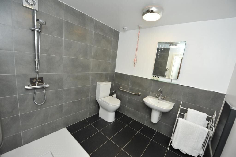Bathroom 3, Kings Croft Hotel, Wakefield