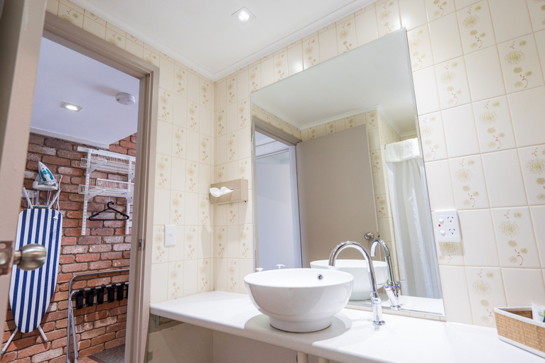 Bathroom 4, Farnham Court, Latrobe - Morwell