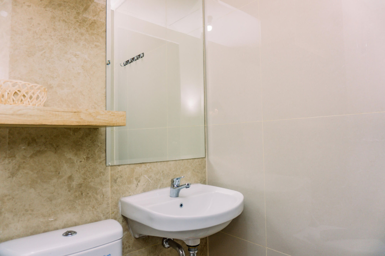 Bathroom 3, Fancy And Nice Studio Room At Transpark Bintaro Apartment, Tangerang Selatan