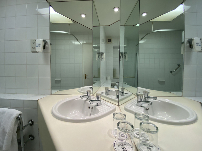 Bathroom 4, The Great Barr Hotel, Sandwell