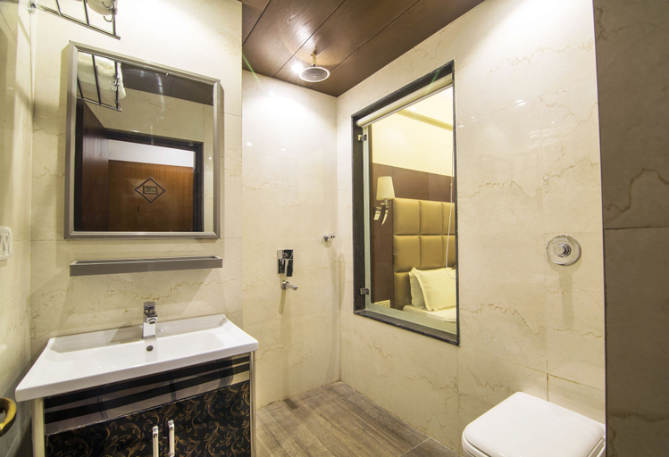 Bathroom 4, Hotel Abhinandan, Mathura