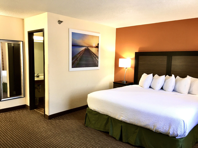 Bedroom 4, Days Inn & Suites by Wyndham Traverse City, Grand Traverse