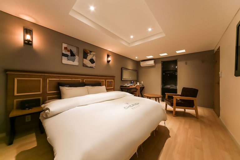 Cherish Hotel, Buk