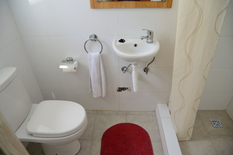 Bathroom 5, White Star
