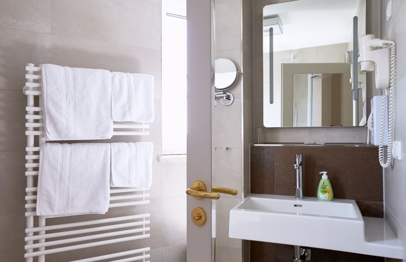 Bathroom 5, Hotel Alter Wirt, Freising