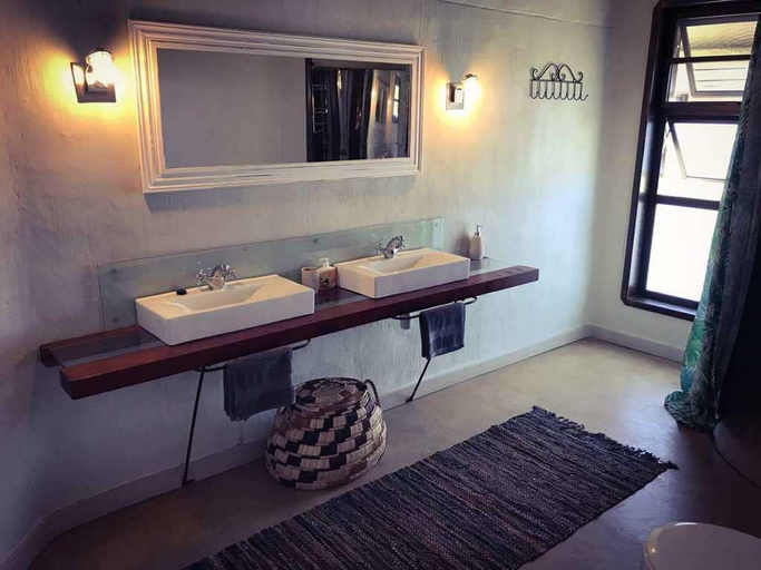 Bathroom 3, Serondela Lodge, Kabe
