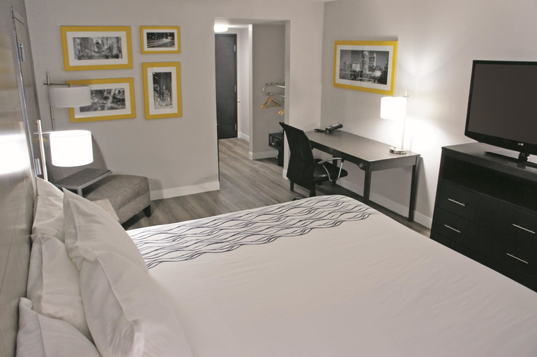 Bedroom 4, La Quinta Inn & Suites by Wyndham Raleigh Downtown North, Wake