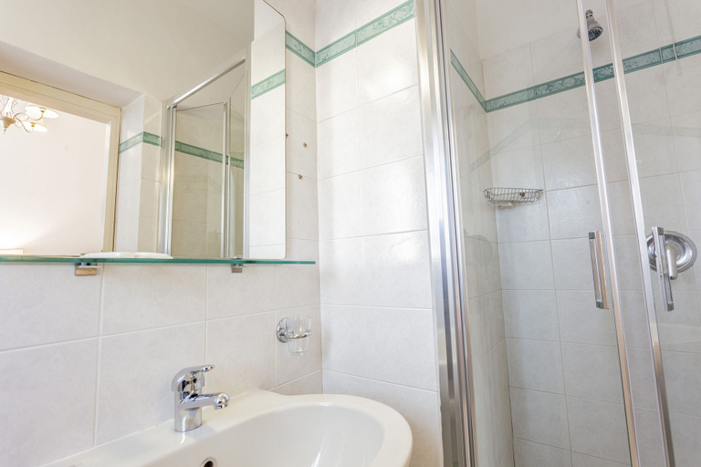 Bathroom 4, Hotel St. James, Florence