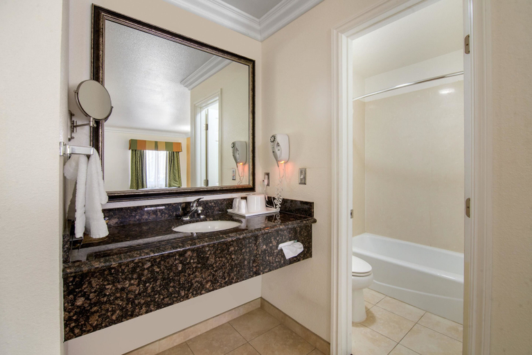 Bathroom 4, Rodeway Inn Adelanto US 395, San Bernardino