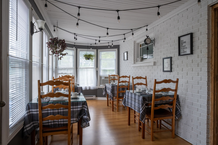 Food & Drinks 3, Au coq du bonheur, Memphrémagog