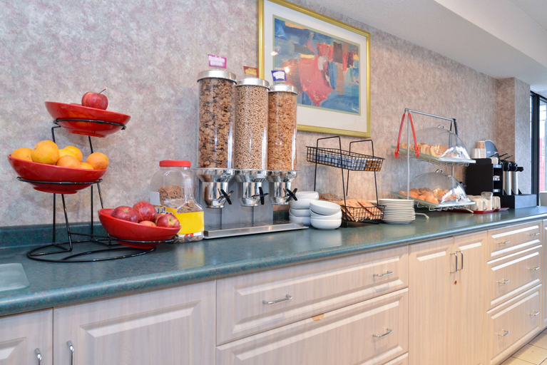 Food & Drinks 5, Lexington Inn & Suites Windsor, Essex