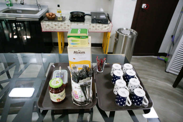 Food & Drinks 5, Dream Guest House, Jung