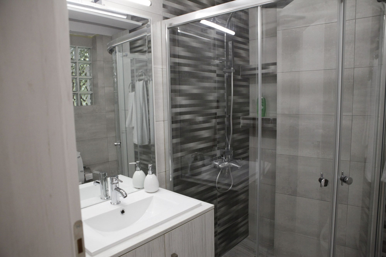 Bathroom 4, George Studio, Attica